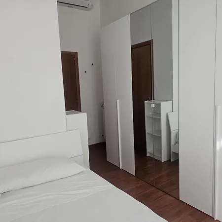 ゲストハウス Aris Square ローマ