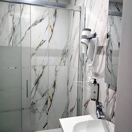 ゲストハウス Aris Square ローマ